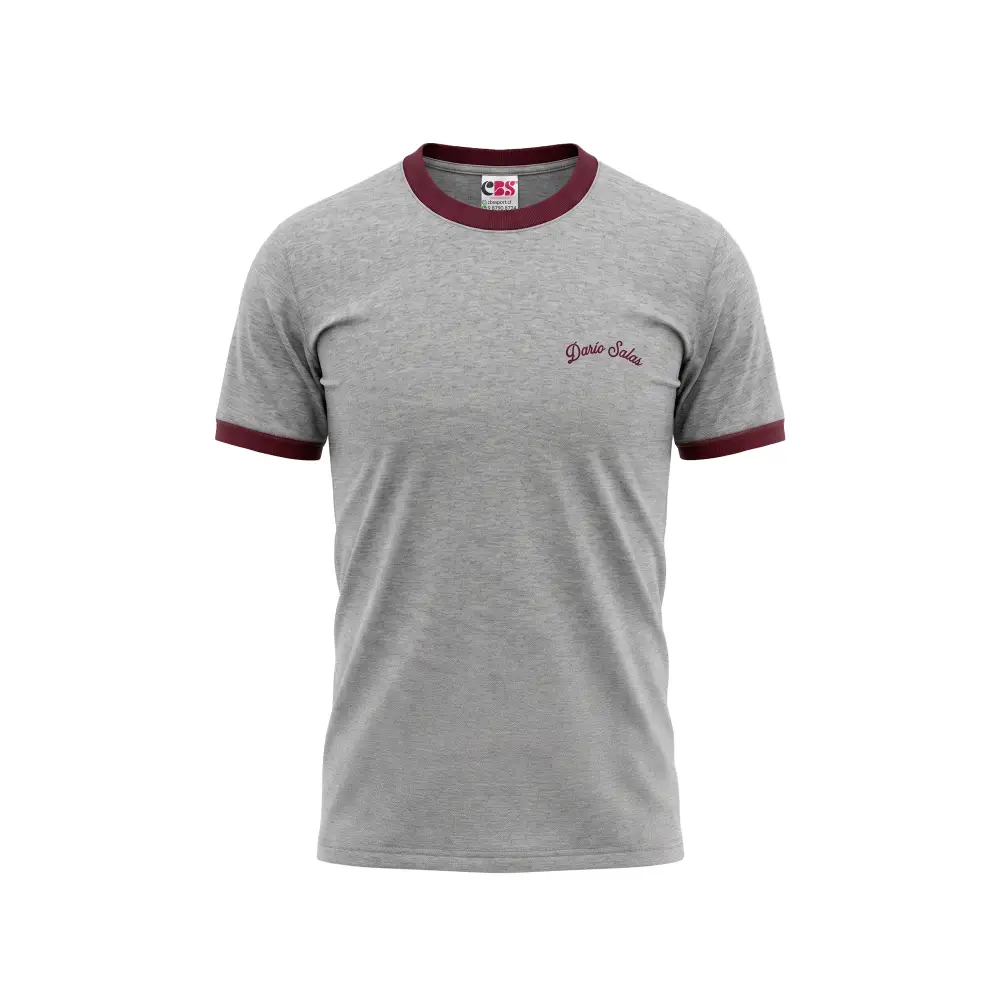 Polera deportiva oficial de color gris con el bordado institucional del Colegio Darío Salas de Puerto Montt